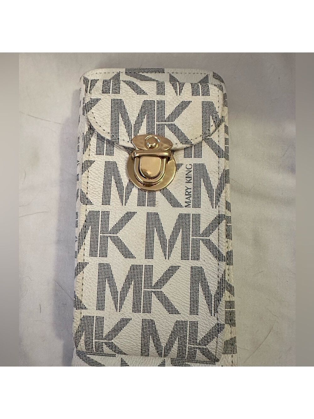Mary king wallet bag NWOT but the wristlet chain is missing.